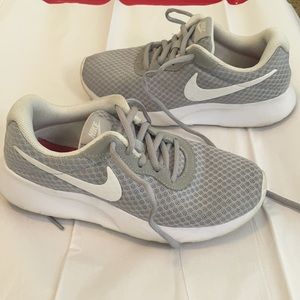 Nikes women’s shoes